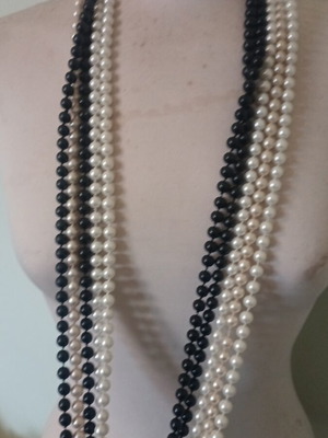Long necklaces like new, pack of 5 in white, black, ecru