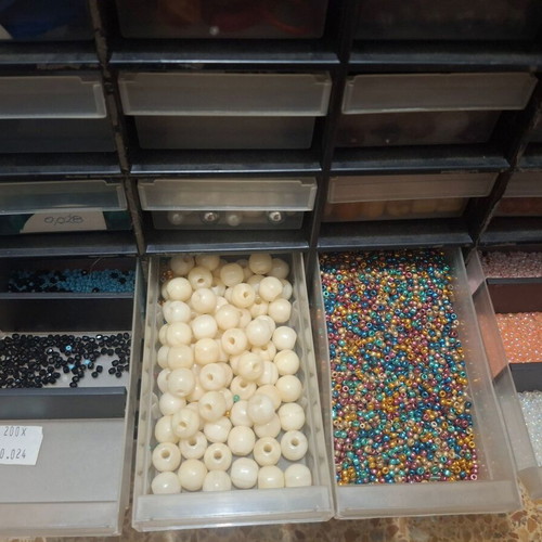 Plastic organizer drawer with 33 compartments and large bead stock, like new
