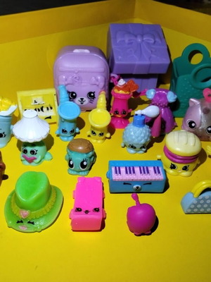 Shopkins figures and accessories used, set of 24