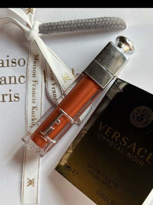 Dior gloss bronze απόχρωση καινούργιο με δώρο μίνι άρωμα Versace