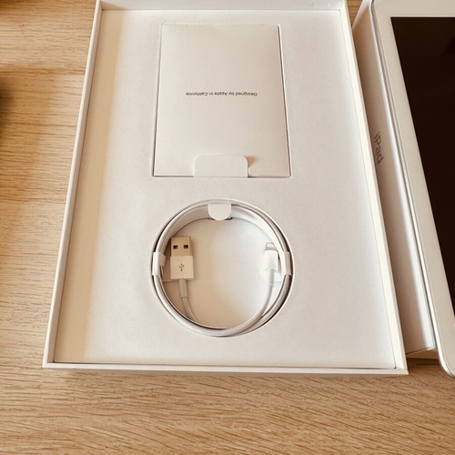 Apple iPad 9.7" Wifi Silver 32GB 6th Generation new