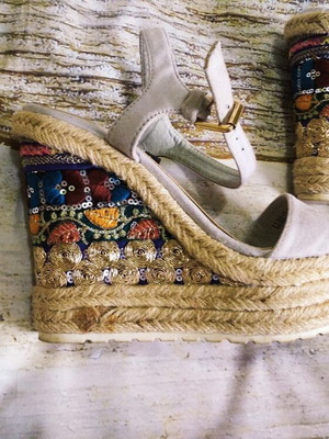 Σανδάλια σουέντ πλατφόρμες μεταχειρισμένα, μέγεθος 38, μπεζ πολύχρωμα