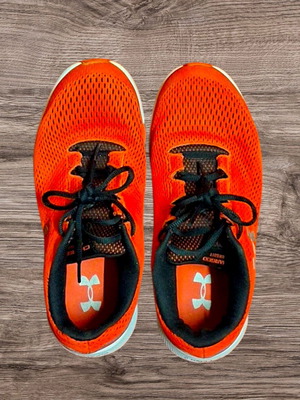 Αθλητικά παπούτσια Under Armour σαν καινούργια, νούμερο 39, μαύρο και κόκκινο