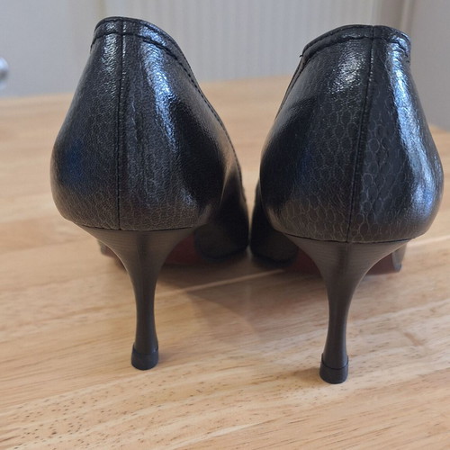 Black leather 60's style pumps like new, size 36