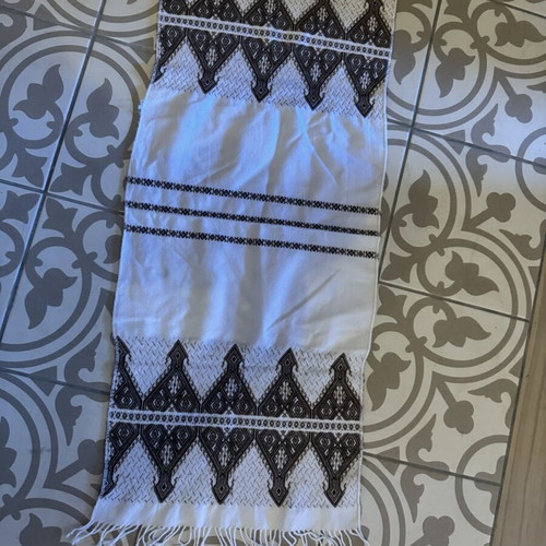 Handwoven Tzebres like new, dimensions 0.90x0.40