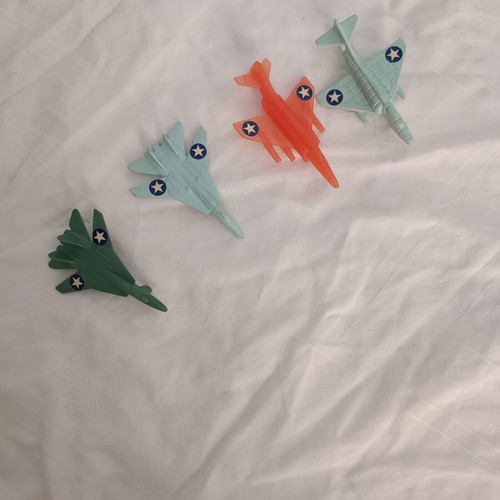 Collectible airplanes pack of 4, like new, assorted colors