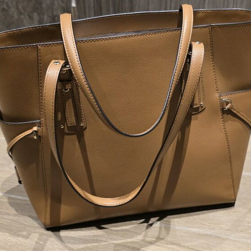 Michael Kors Voyager shoulder bag tan like new