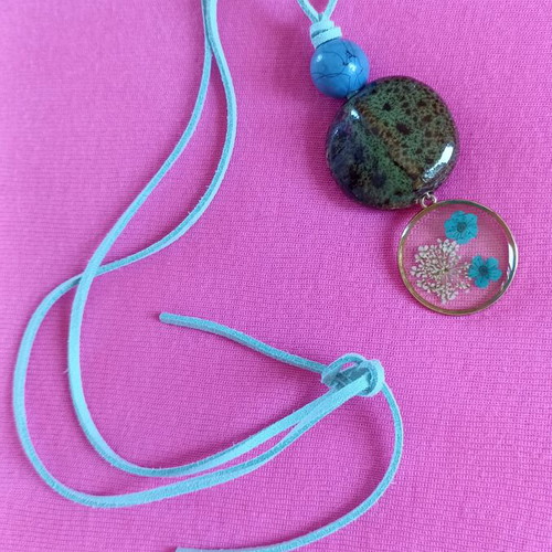 Pendant with natural stone and resin flowers like new