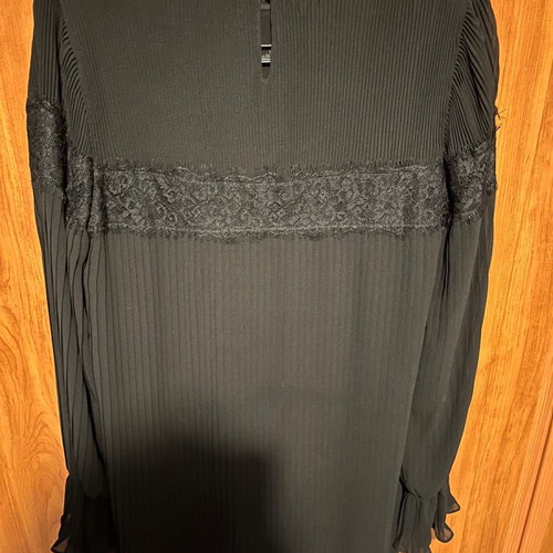 Relish pleated dress used, short with lace and puff sleeves