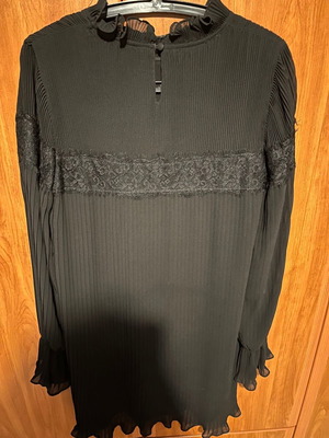 Relish pleated dress used, short with lace and puff sleeves