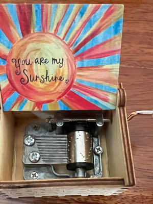 Music box "You are my sunshine" new in its box