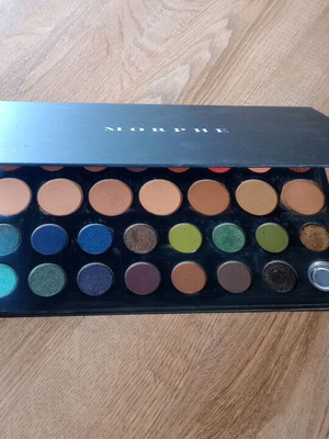 Morphe eyeshadow palette used with bronzer, one broken shadow
