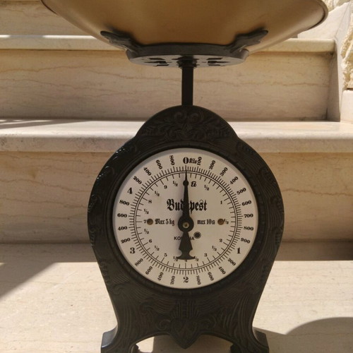 Korona Budabest kitchen scale 5 kg like new, black and gold