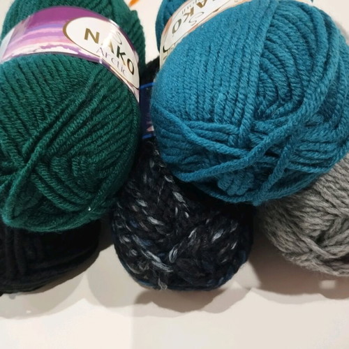 Knitting yarn new, pack of 5 pieces