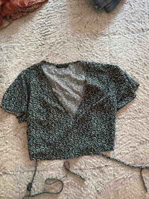 Shein green wrap top like new, size S