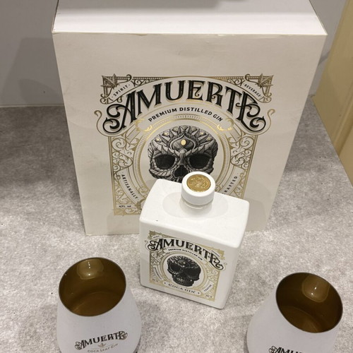 Carafe set with 2 glasses in case like new, ideal for decoration