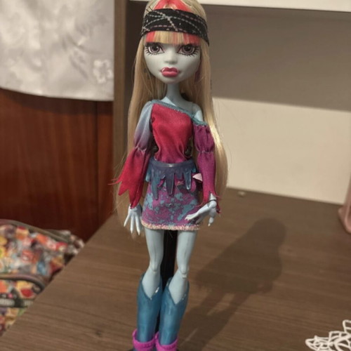 Monster High doll like new, city theme