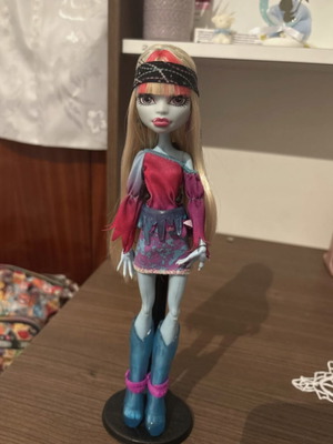 Monster High doll like new, city theme