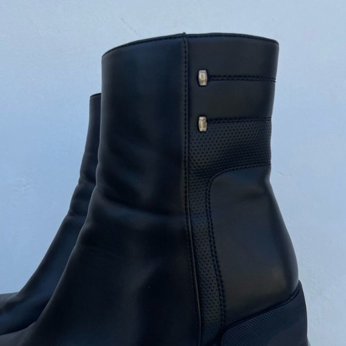 Migato women's black leather ankle boots like new with 8 cm heel