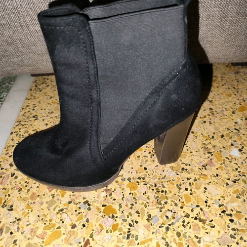Black suede ankle boots size 38 with thick heel like new