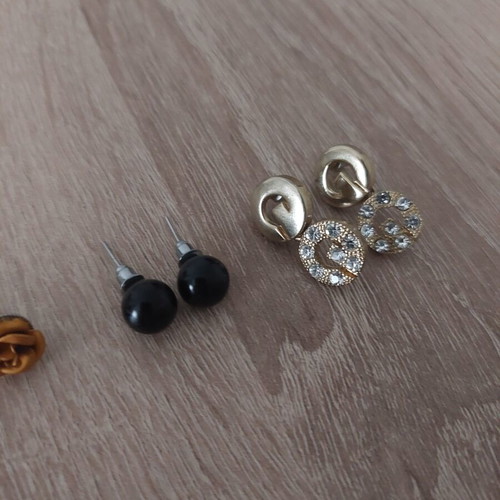 Set of four pairs of earrings like new, black and gold