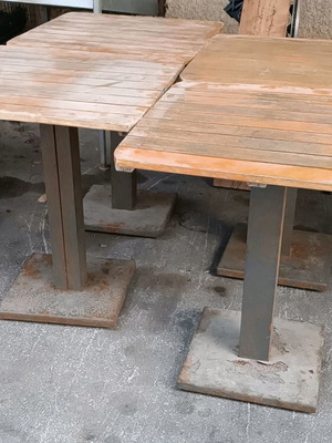 Τραπέζια μεταχειρισμένα για εξωτερική χρήση, σετ 4 με σιδερένια βάση και ξύλινη επιφάνεια