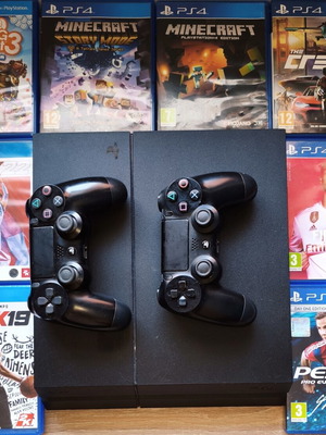 PlayStation 4 500GB като нов с 2 контролера и 8 игри