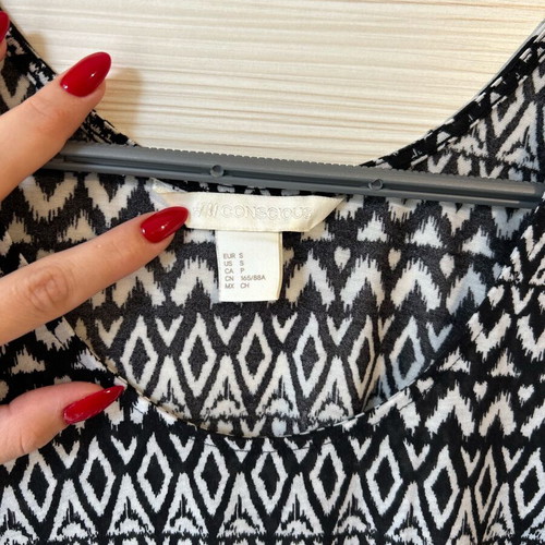 H&M sleeveless top like new with geometric print, size S