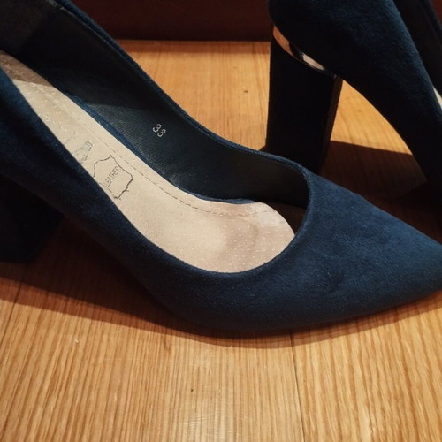 Smart blue suede pumps with medium thick heel like new