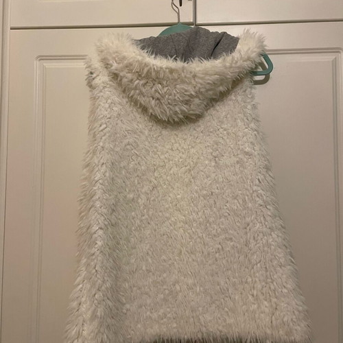 Vest made of synthetic fur with hood like new
