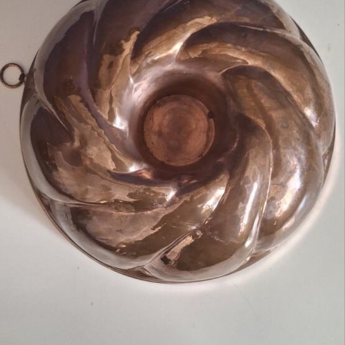 Vintage copper Bundt cake mold Kugelhopf with hanging ring, like new