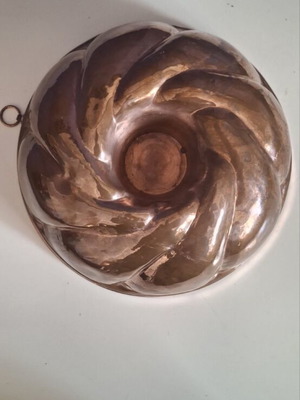 Vintage copper Bundt cake mold Kugelhopf with hanging ring, like new