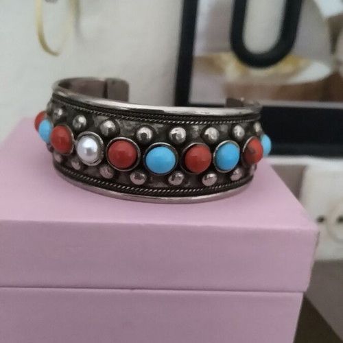 Vintage Boho bracelet like new, silver with turquoise and coral