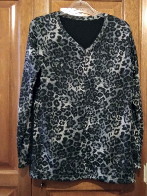 Women's V-neck blouse printed new, black and gray