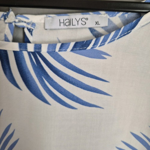 Blouse like new with blue leaf pattern, size XL