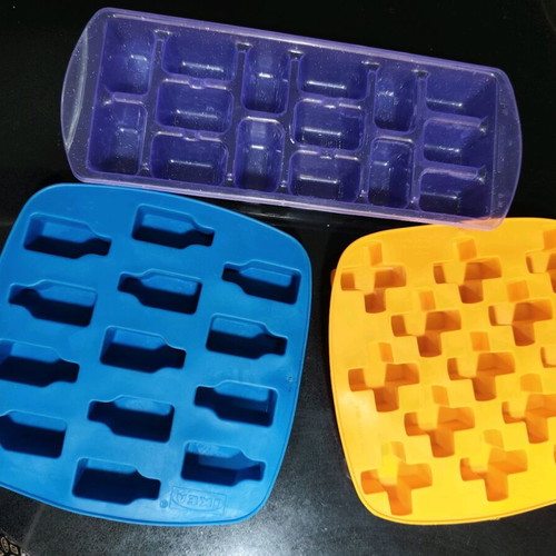 Plastic ice cube trays like new, 2 with designs