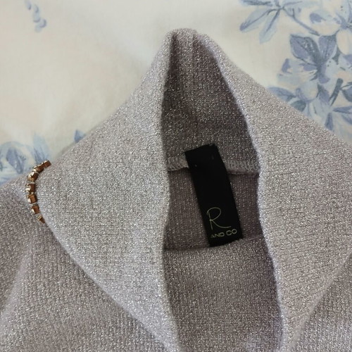 R and Co sleeveless turtleneck used, silver, size L