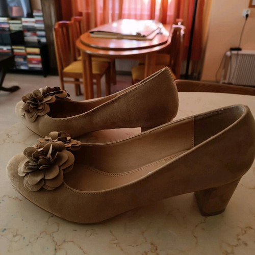 Beige suede pumps like new, size 38