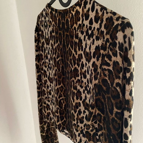Leopard print long sleeve top size M like new