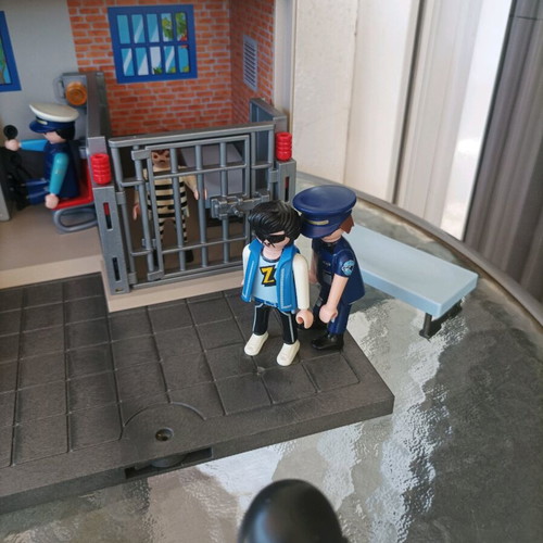 Playmobil police station in very good condition with 13 figures