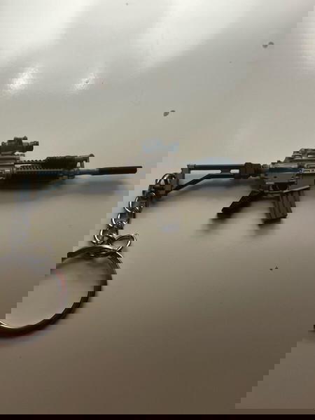 Desert Storm M4A1 Rifle Model Keychain - Golden Metal Game Weapon Replica with Black Grip