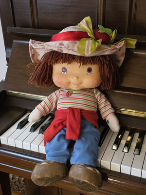 Strawberry Shortcake doll Lyra collectible used from 1980s