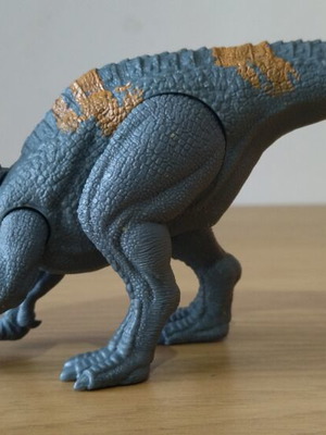 Jurassic World Minqaria action figure like new