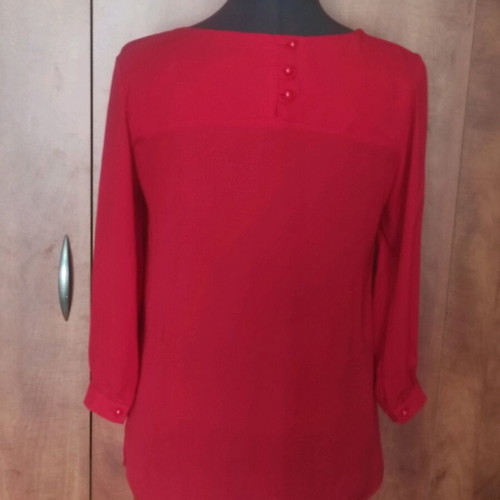 SLN women's blouse red with pintuck details like new