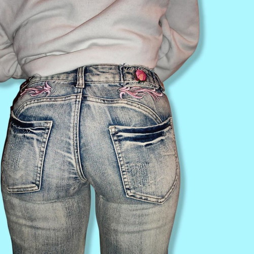 00s capri jeans with tribal details in excellent condition size S