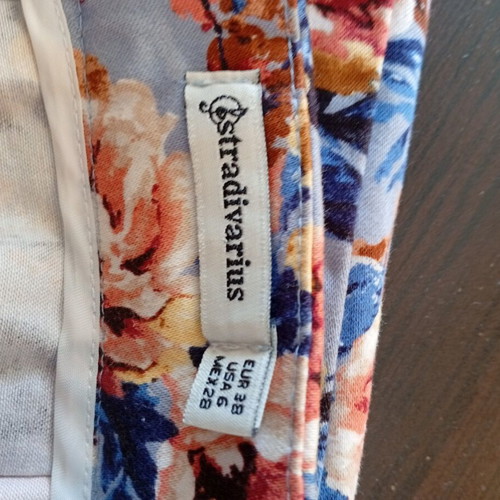Strativarius floral mini skirt like new, size 38