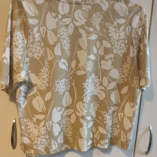 Benetton T-shirt like new, size M, white and beige, viscose
