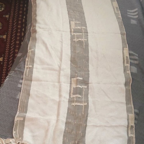 Set of table runners with fringes like new (1 large square, 1 runner, 2 small squares)