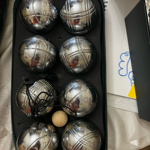 Pétanque set used with 8 metal balls, wooden ball and carrying case
