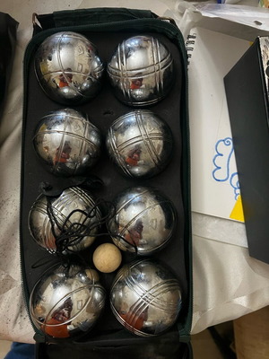 Pétanque set used with 8 metal balls, wooden ball and carrying case